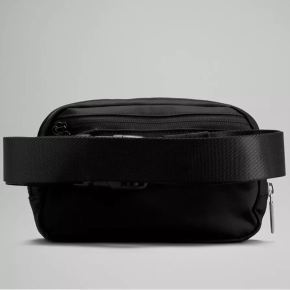 Lululemonπ₯ Classic Everywhere Belt Bag Black
Fanny Pack π₯NWT TikTok viral β€οΈ - Picture 2 of 10